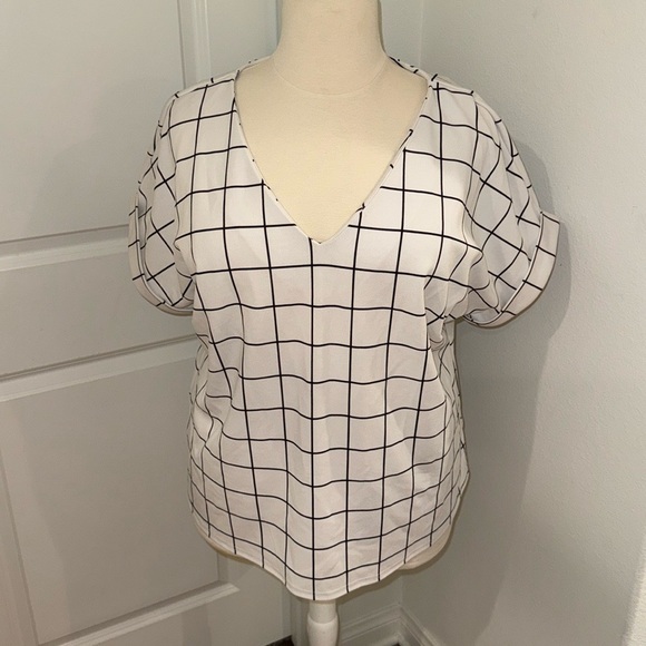 Women's White Grid Pattern Top - Picture 1 of 1
